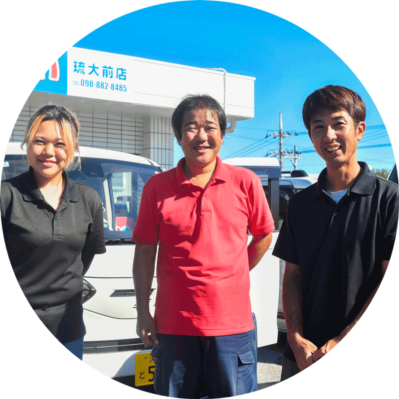 子連れの家族が車に乗っている写真